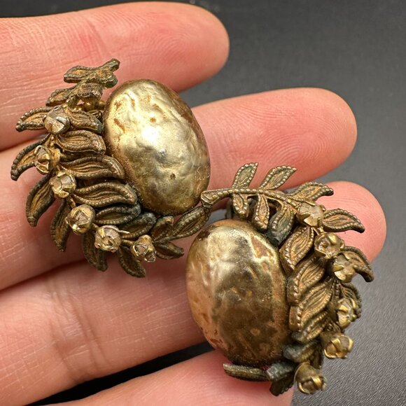 VINTAGE MIRIAM HASKELL GOLD PLATED FAUX PEARLS FLOWER CLIP ON EARRINGS - Picture 10 of 11